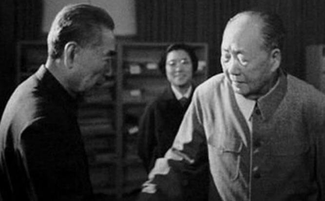 周恩来逝世后，毛主席对挚友的真实情感有多深厚？他的反应让无数人为之动容1975