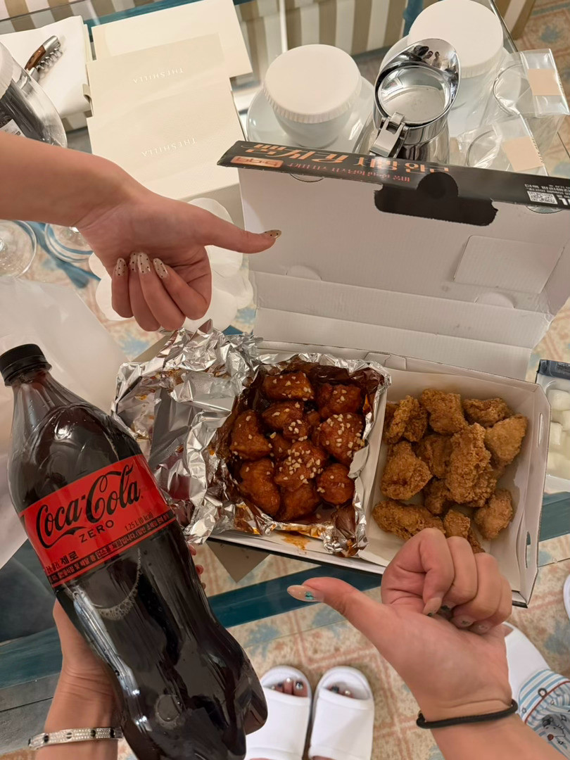 三个饿死鬼落地到酒店的第一件事点个BBQ炸鸡韩国·济州岛新罗酒店