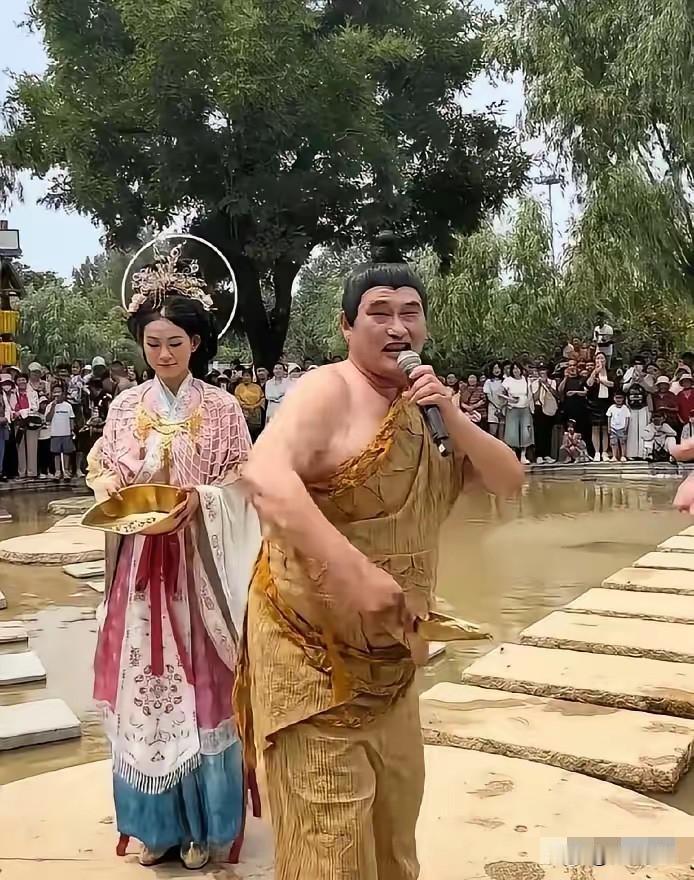 十万块出场费，朱之文这次真没按常规来。河南开封万岁山武侠城那场演出，合同写得明白