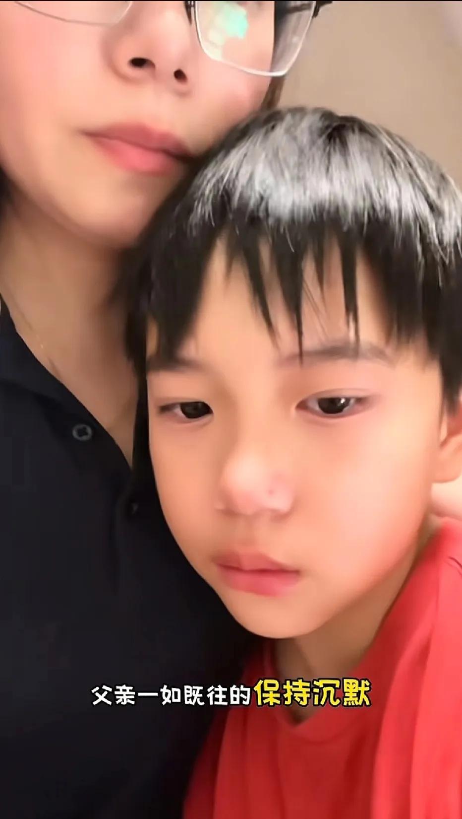 “可怜”后备箱男孩的继母！后备箱男孩的父亲是个吃“软饭”的男人。继母对男孩说