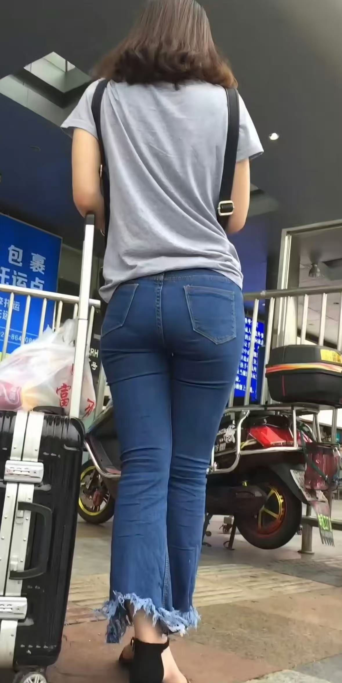 想去帮帮她，不知道如何开口