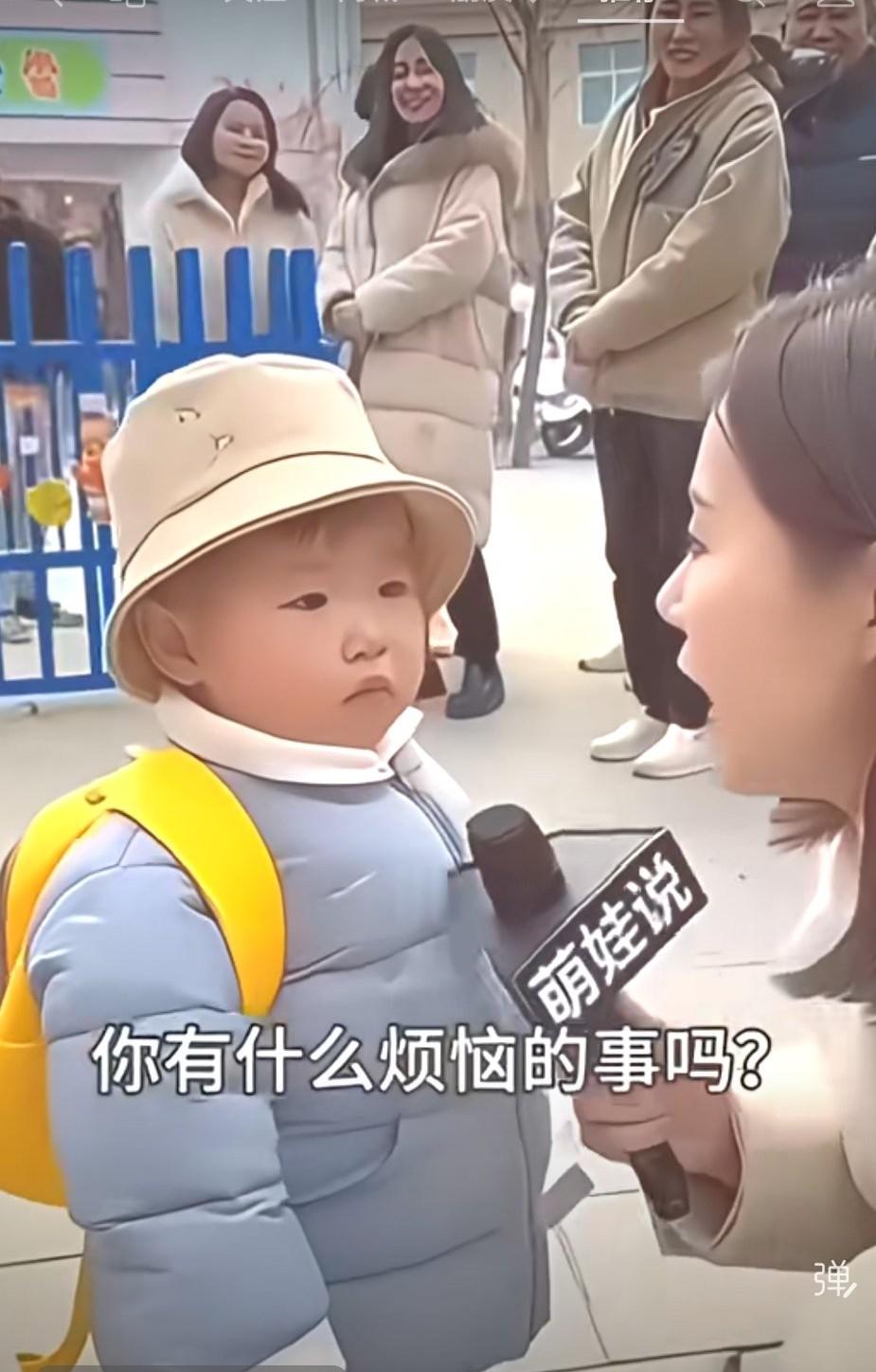 娃娃的梦游90%是爸爸制造的！(如图）街头采访一萌娃:采访者:“你有什么烦