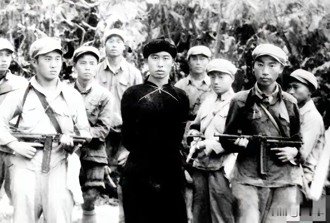 1950年那会儿，出了个让全军都震怒的事——解放军有个副营长叫赵希荣，居然临阵向
