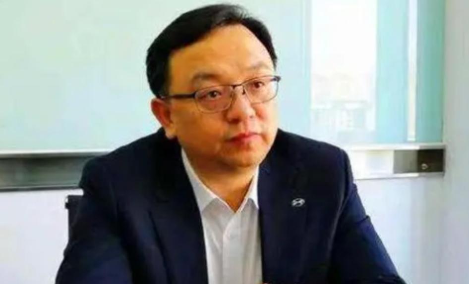 王传福高中时因家贫无计可施，向嫂子张秀菊要生活费，谁料，全家都凑不出一个学期的十