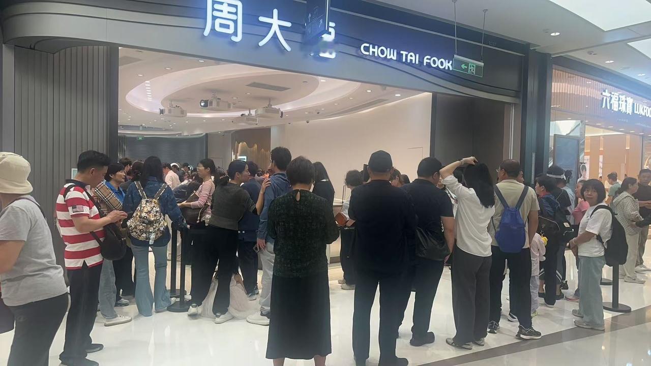 三亚免税店排队买黄金的人！市场从来不缺钱，缺信心。北京房价回涨就在今年