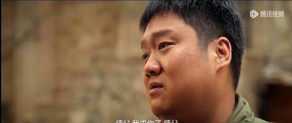 老艺人发了句狠话，说以后再也不抖大衣了。跟了他十几年的徒弟四团，扑通一声就跪