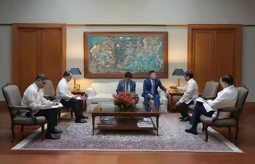 我们根据自身的实力地位选了个适当的座位，怎么啦？
