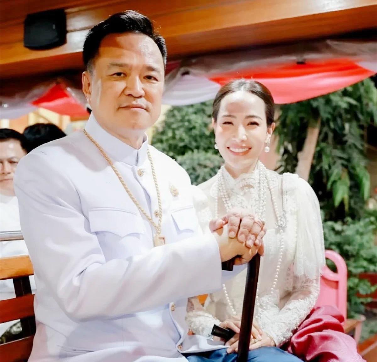 泰国新总理太壕了！44亿资产+8菜1汤早餐，三婚娇妻印花裙美到出圈?
