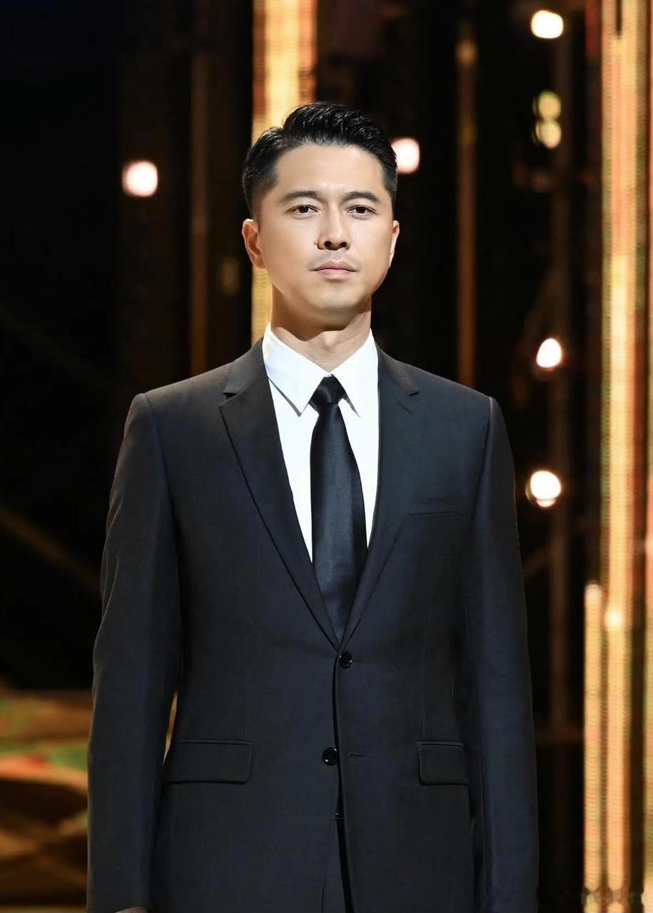 王雷抬手夺过外套，没让李小萌披在肩上。刹那间，全场鸦雀无声。他不是在演，那股沉下