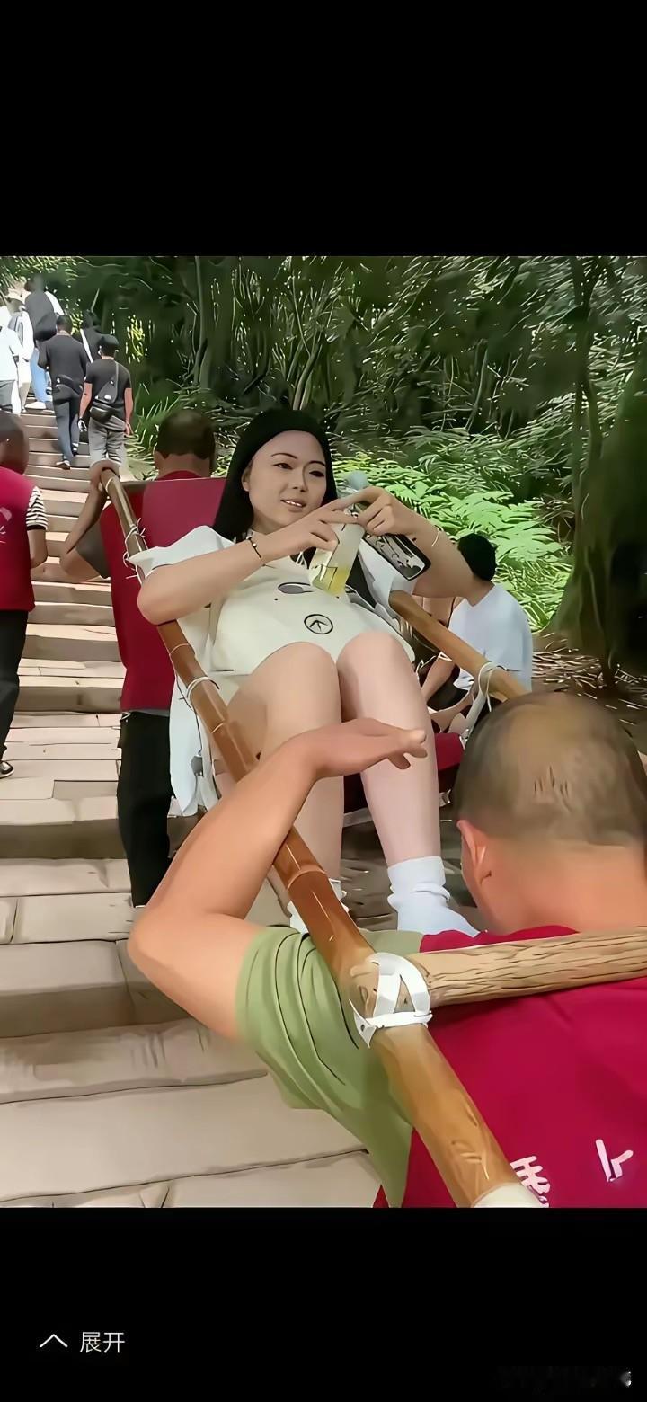 看着挥汗如雨的轿夫，一边擦汗，一边往上面抬的镜头，再看看悠然自得的躺卧在轿夫架子