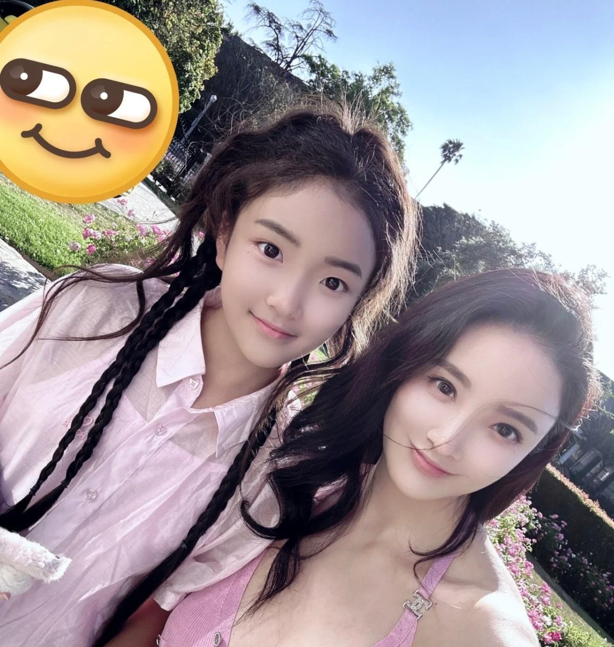 刘雨欣和女儿，母女俩好像！都很漂亮！​​​