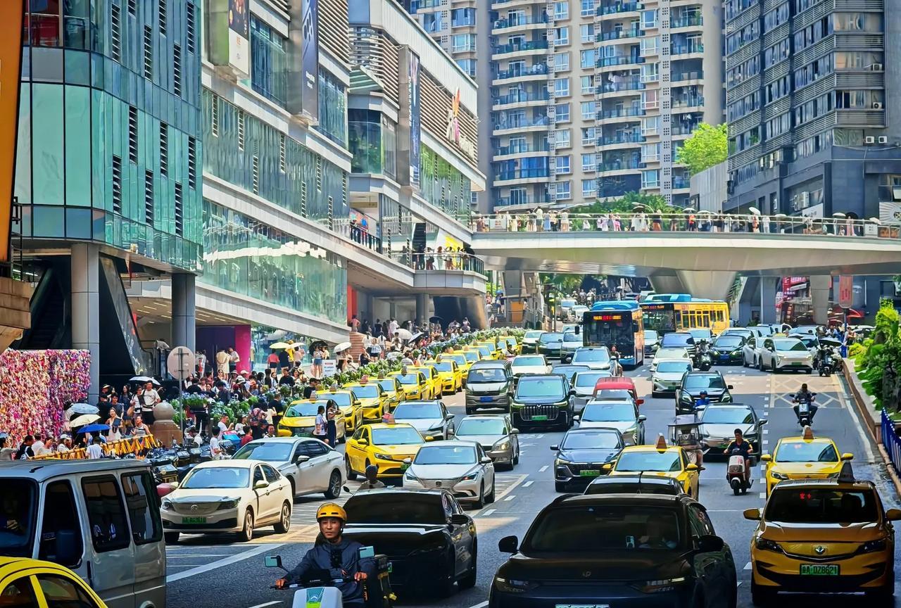 一直没搞懂，重庆观音桥的“我在重庆”到底有啥好拍的？本地人完全是看的一脸懵逼，你