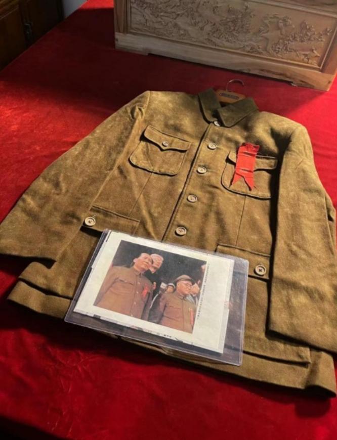 这件衣服开国大典穿过，教员后来送给了李银桥，为了穿着合身而改小了！这样挺