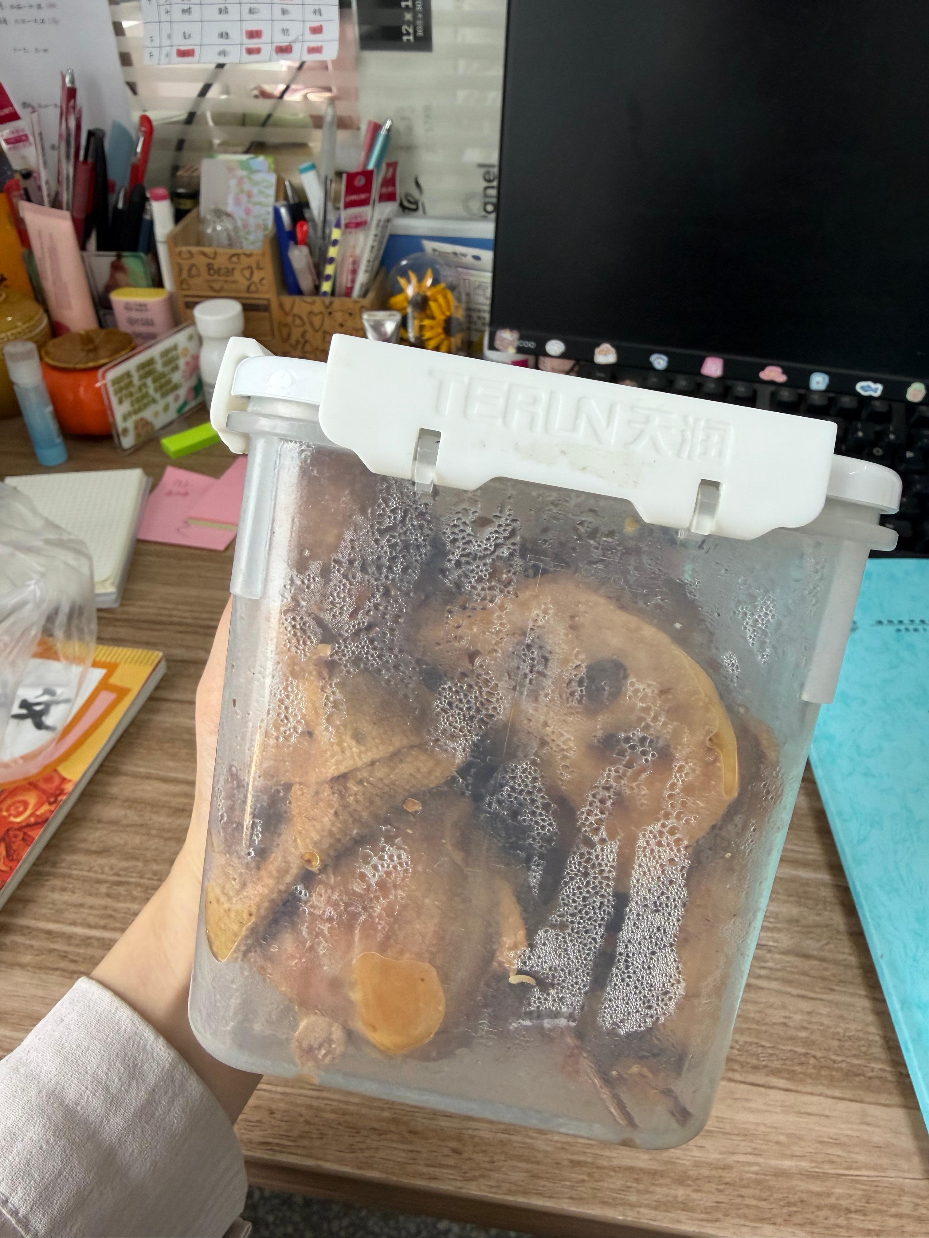 来自好朋友的投喂，太幸福了一大盒子卤肉，今天一天的小零食有了