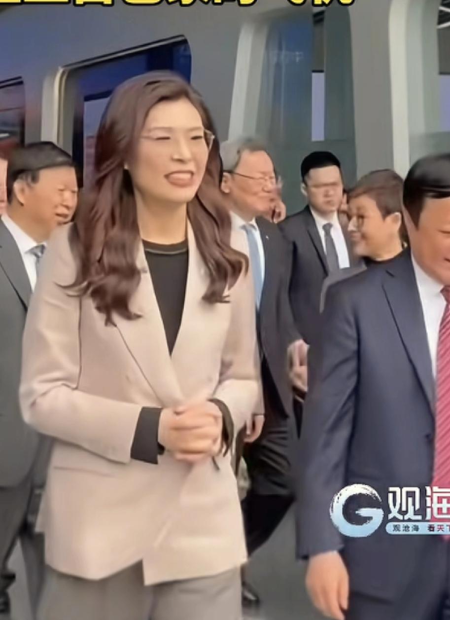 郑丽文此行来大陆，几套西服爱煞了多少人，原来中年妇女穿西装也能这么帅。郑丽文