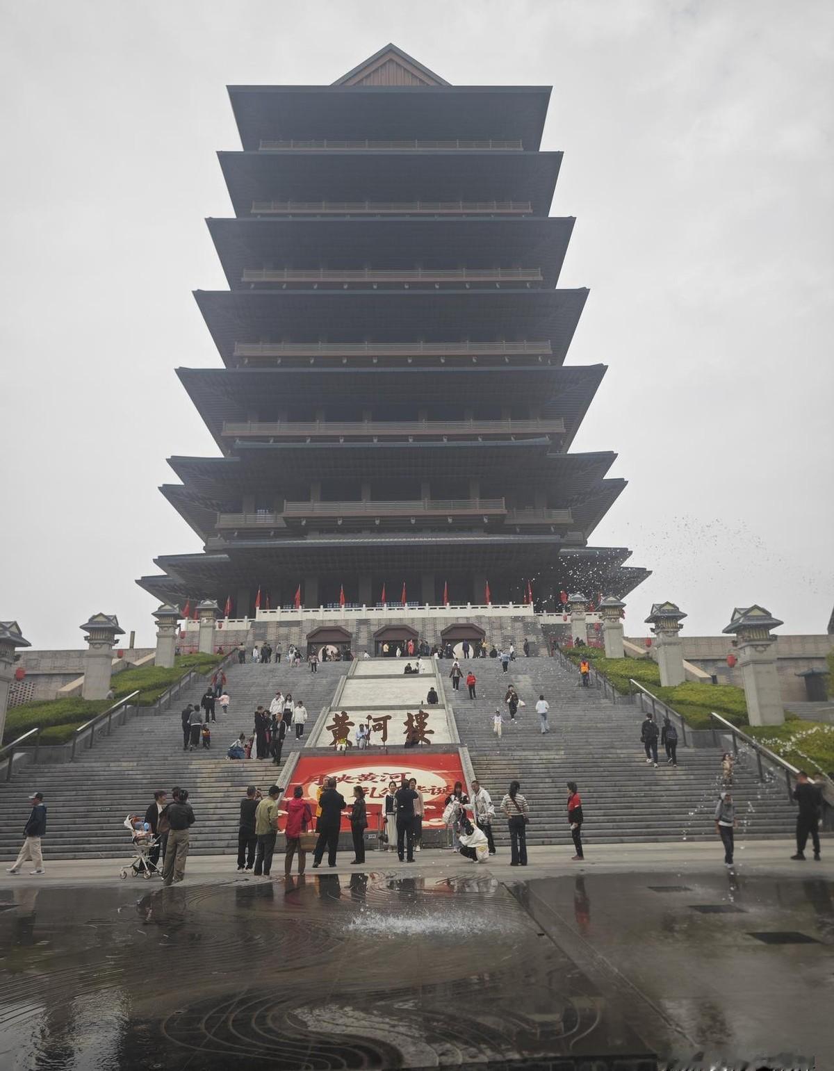 去年国庆，有人说兰州旅游特别冷清，中山桥上都没几个人，连奥体中心晚上都不开灯。