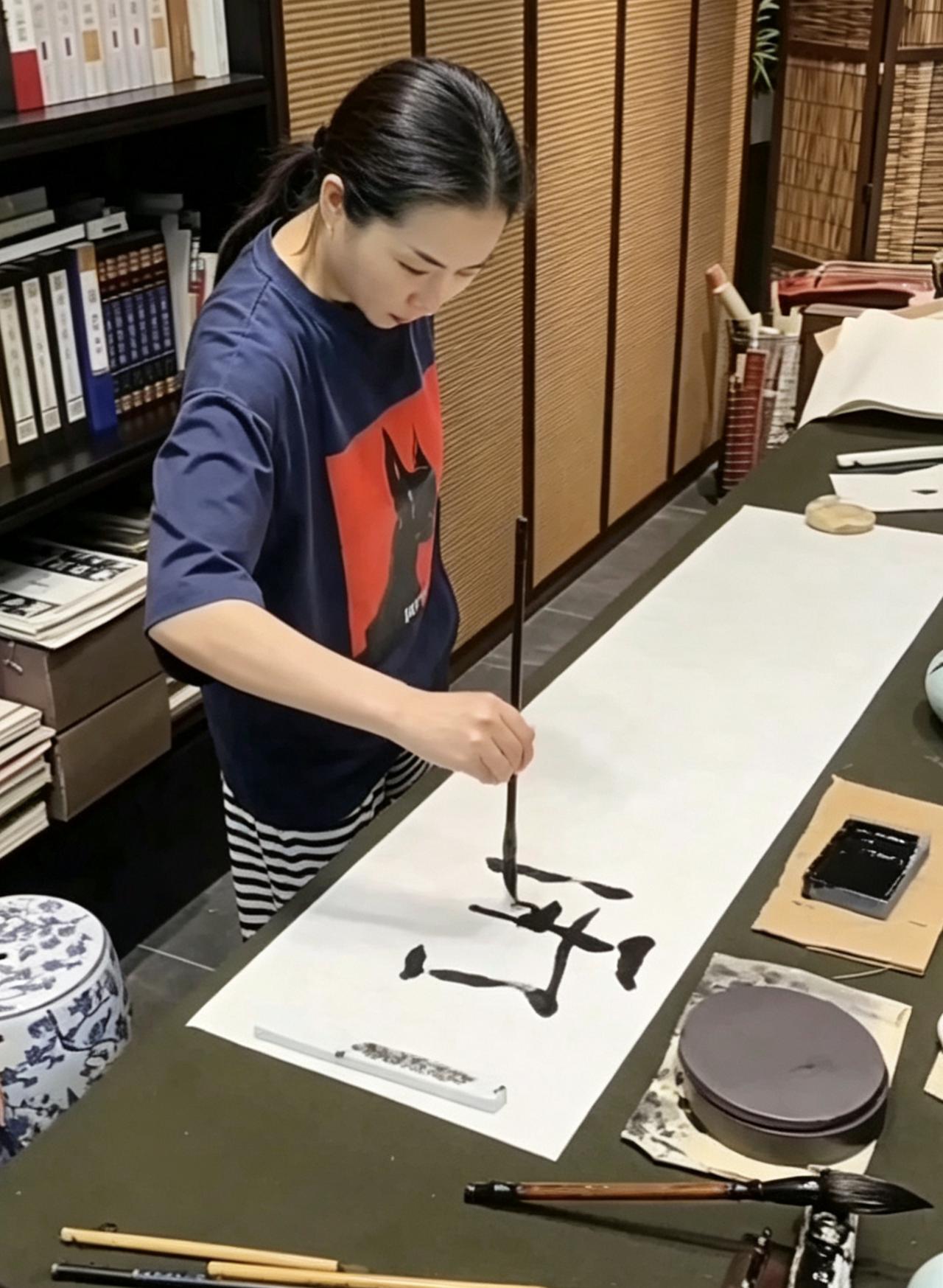 北大书法博士闻娜的这些作品，算书法艺术吗？闻娜是北大书法博士，手上出过风格差
