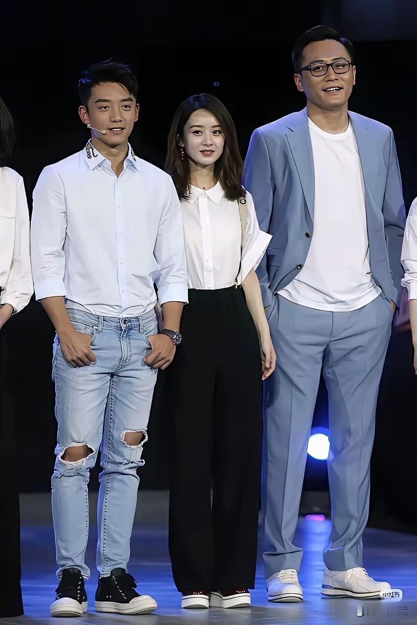 男人个子高太有优势了，虽然两人同为顶流明星，但是刘烨显然比郑恺更帅气。