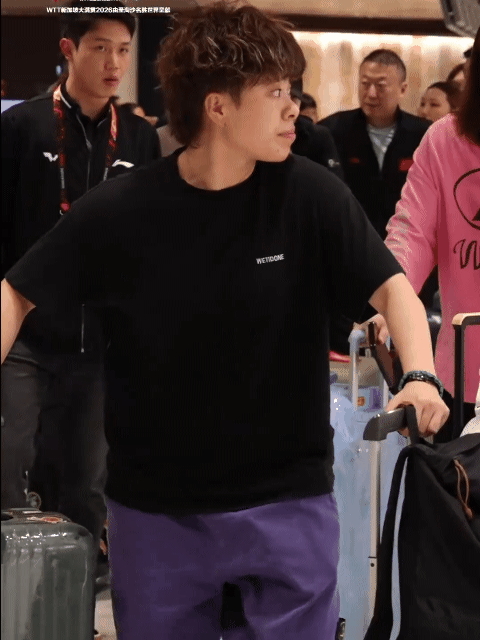 换了“羊毛卷”的大迪依旧霸气！紫裤子配爆炸头，这就是国乒独一份的时尚感，球场上照