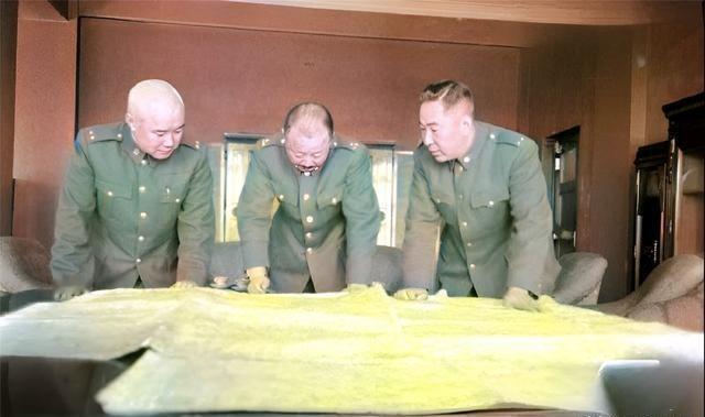 辽沈战役期间，东北国军“三巨头”在地图前研究作战计划。中间这位愁的掉头发的是东北