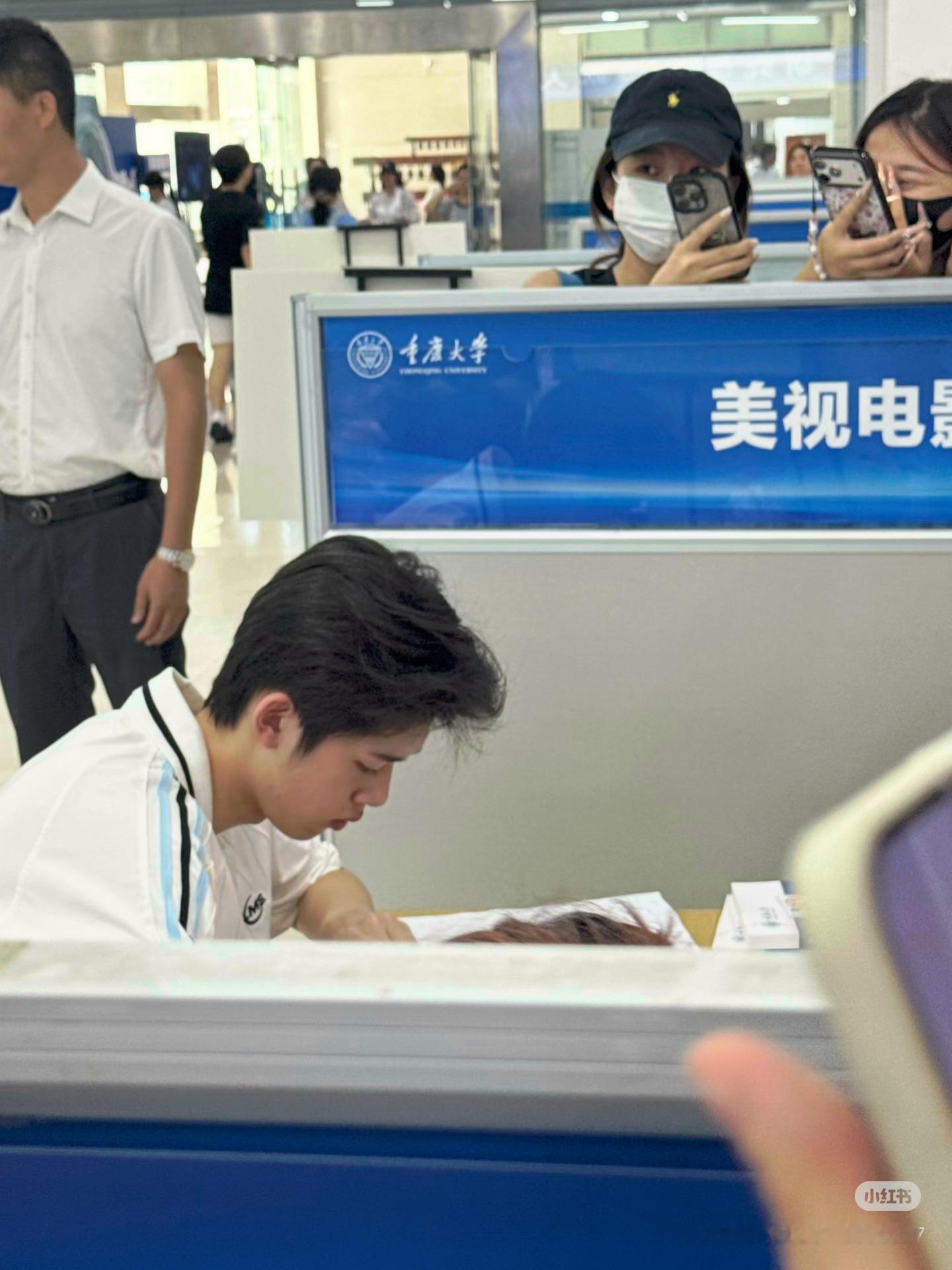 官俊臣被偶遇低调到重庆大学报道​​​