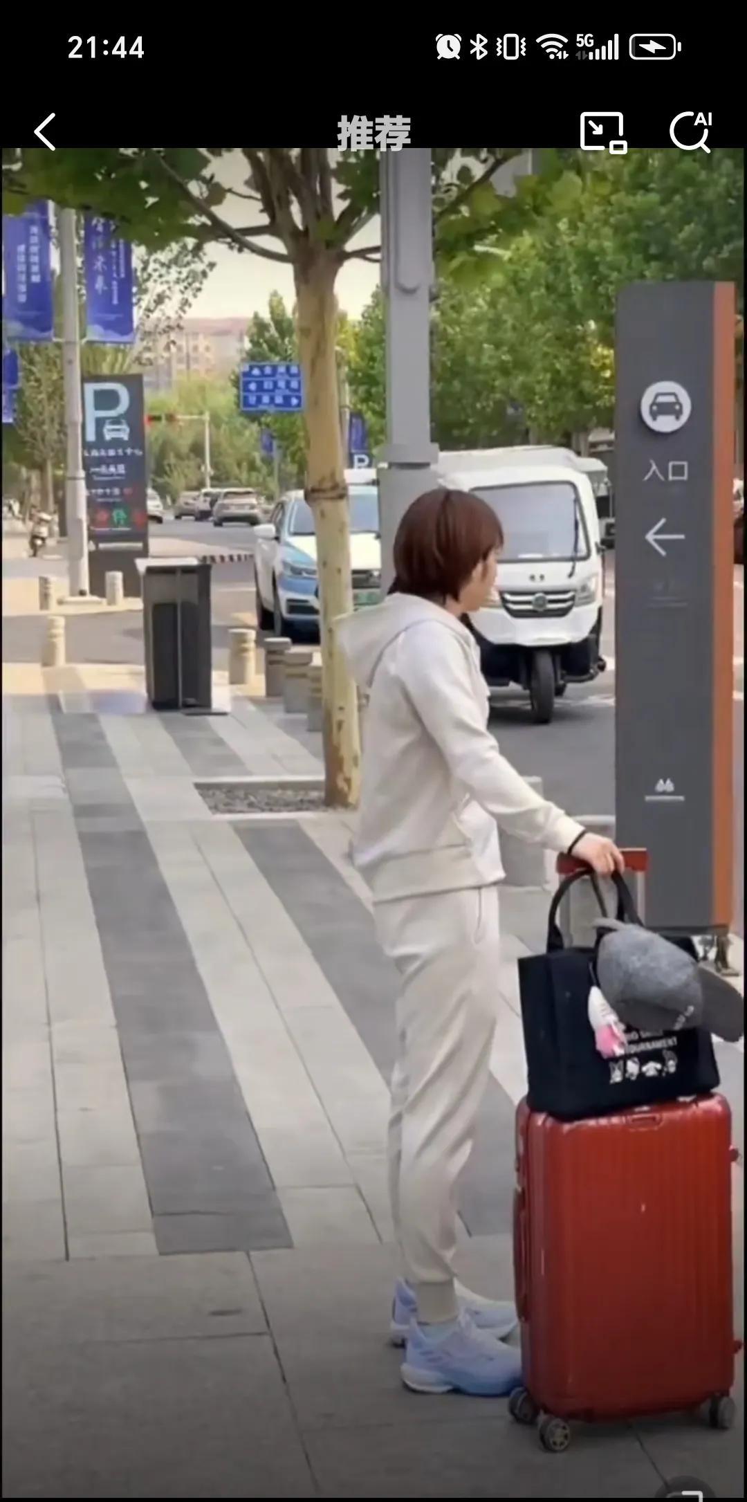6月13日平野美宇和教练出发回日本了，平野美宇一身白色休闲搭配笑意盈盈，这是在深