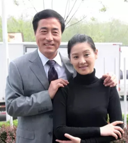1987年，杨立新把徐帆接到北京，“养”了她三年，自己一颗青菜都舍不得吃，却给徐