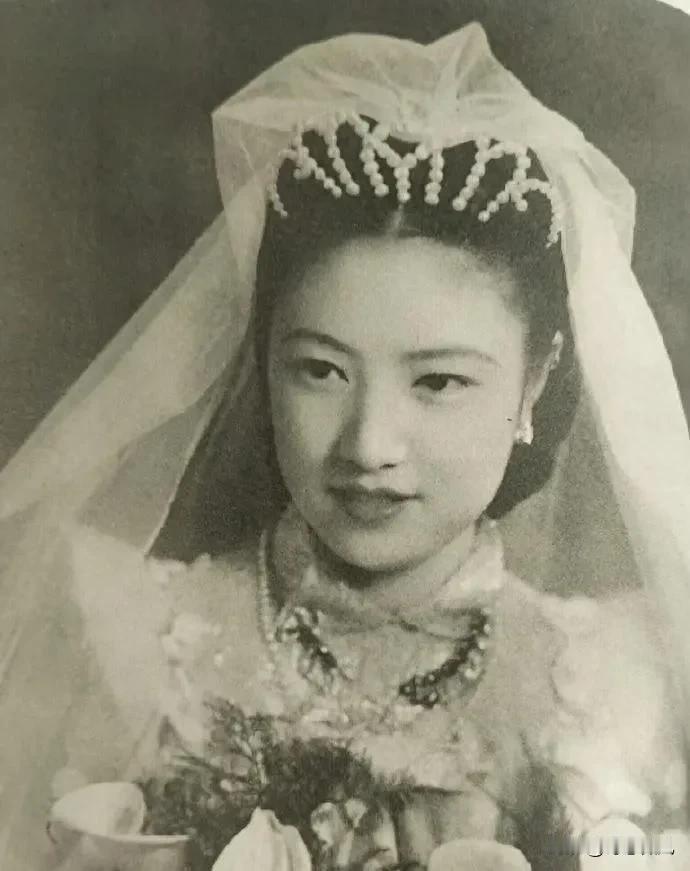 她是上海滩第一美人，嫁给盛家三公子盛毓邮，婚后洁癖床单每日一换，没想到，晚年却在