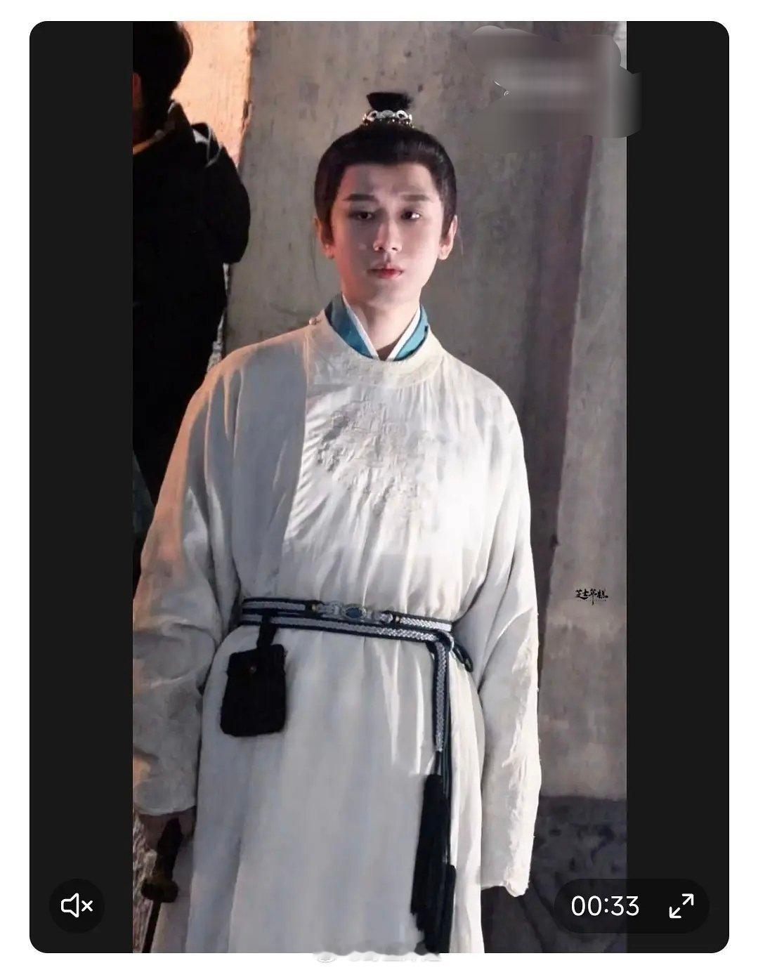 这是成毅的最新路透吗？啥造型呀