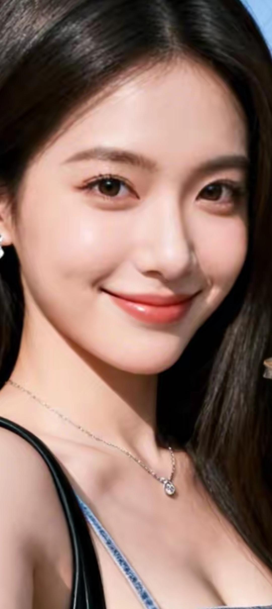 笑靥如花，玉颜似月。