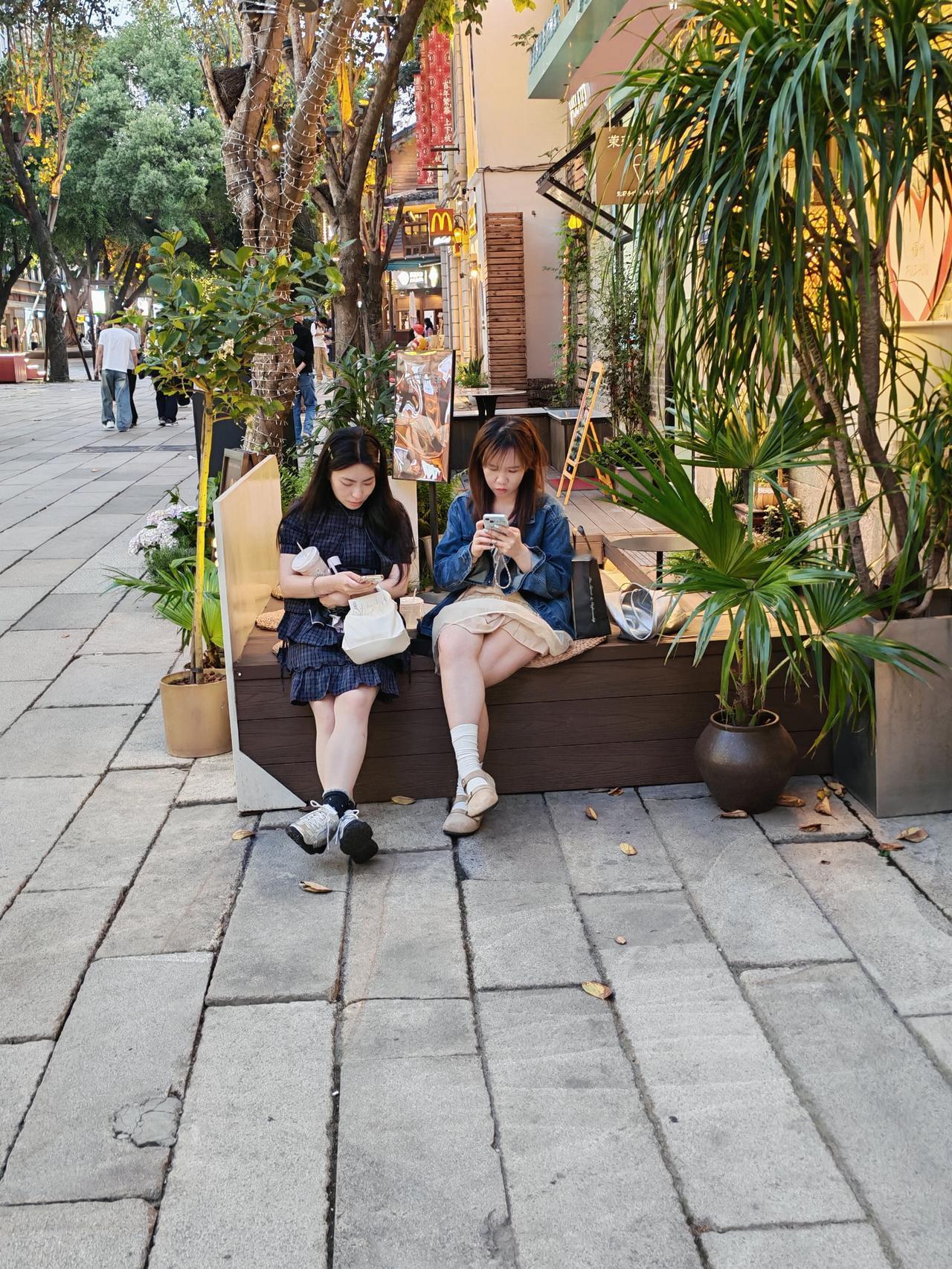 街拍总能捕捉到时尚的瞬间。就像陈昊宇在米兰时装周的街拍，红色夹克配灰色短裙和长靴