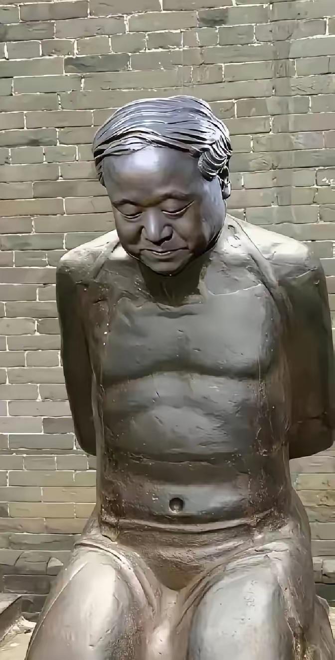 倘若真的存在诋毁行为，那是违反法律的，理应检举揭发。然而，不应把对文学艺术的鉴