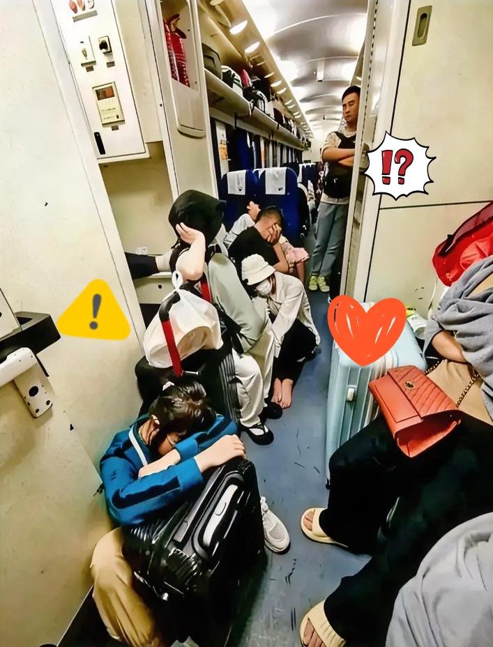 2026年春运，狠狠给那些活在云端的“精英”上了最真实的一课。春运：绿皮车抢