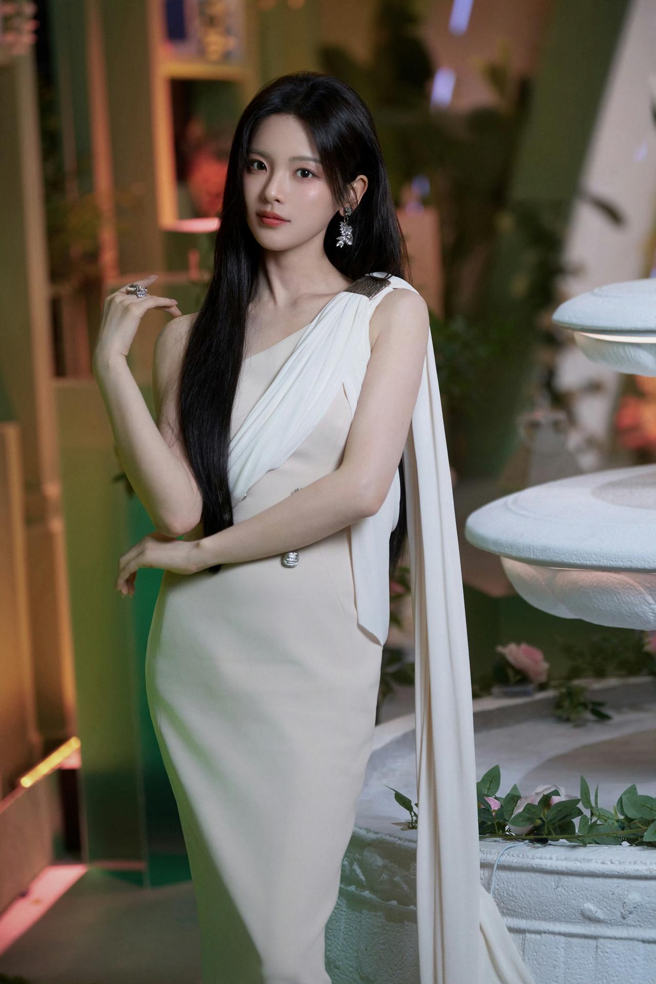 杨超越一袭米白修身礼服，身姿温婉，美得安静又夺目