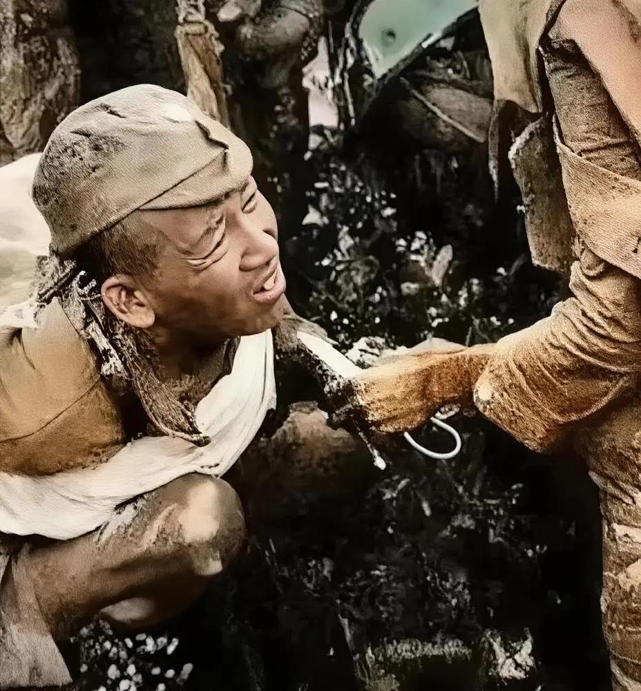 被俘烈士先辈直面日本军刀令人心痛的照片，拍摄于1942年山西太原。刀尖抵在八路