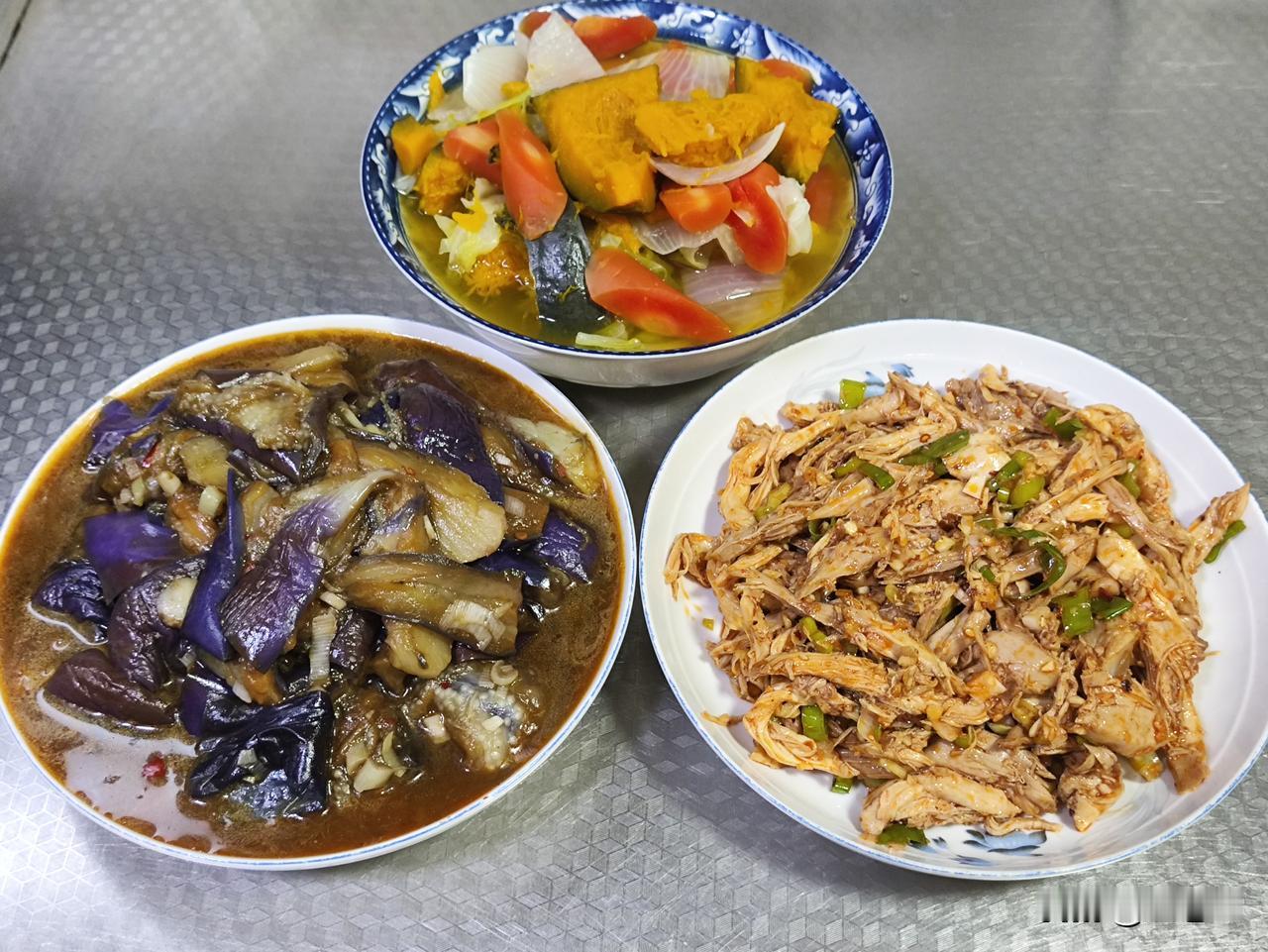 五月二十日晚餐，我烹制了两菜一汤，外加一份主食。头一道菜是素烧茄子，第二道则是凉
