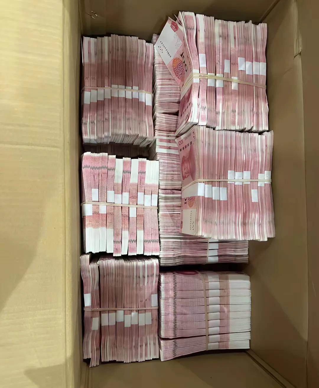 第一次看见这么白花花的人民币好像有钱也不过如此嘛[捂脸哭]