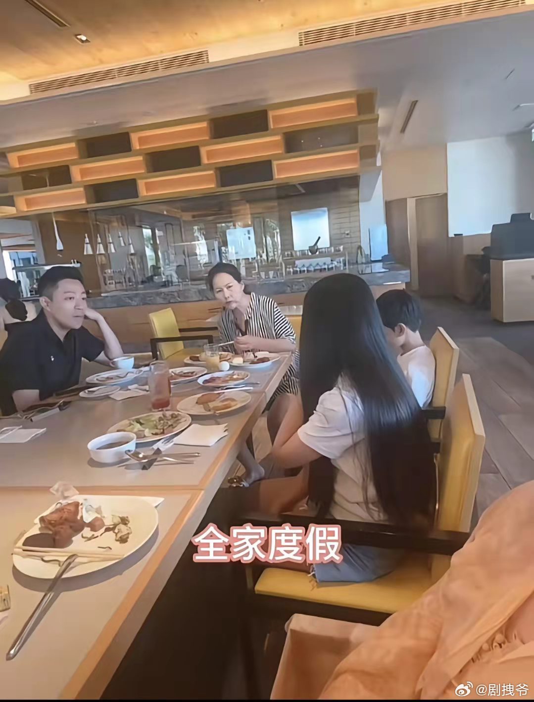 小玥儿的背影跟大S简直一模一样！​​​