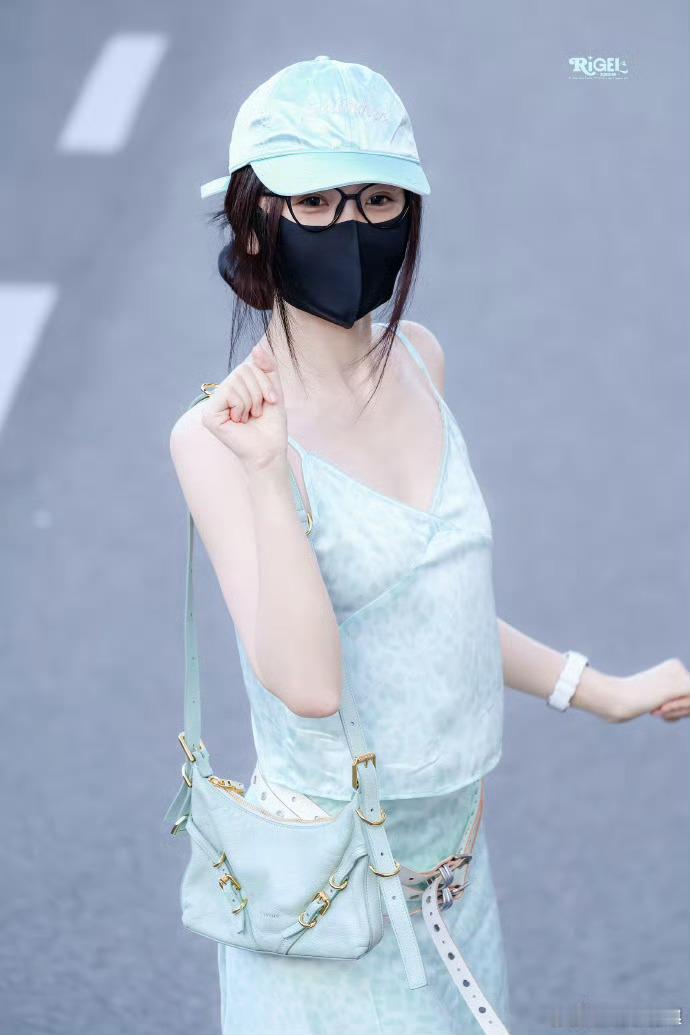 虞书欣薄荷绿吊带裙好美萌啊，像一块薄荷糖，线下见到的真是有福了​​​