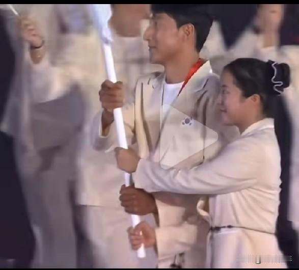申裕斌担任韩国代表团的撑旗手，最吸引我的，不是她的笑容，而是她精致的妆容跟