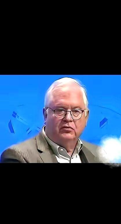 我看到个特有意思的事儿，说有些美国人终于睡醒了。他们一直以为打仗是请客吃饭，是