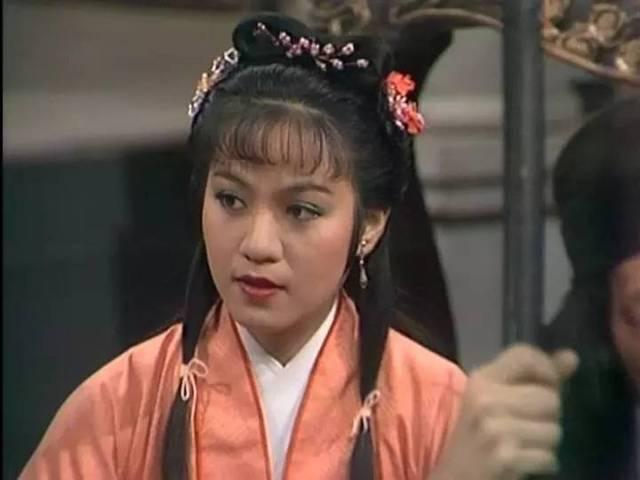 79岁的老牌港星陈嘉仪，如今独自定居珠海安度晚年。她并非无依无靠、膝下无子，相反