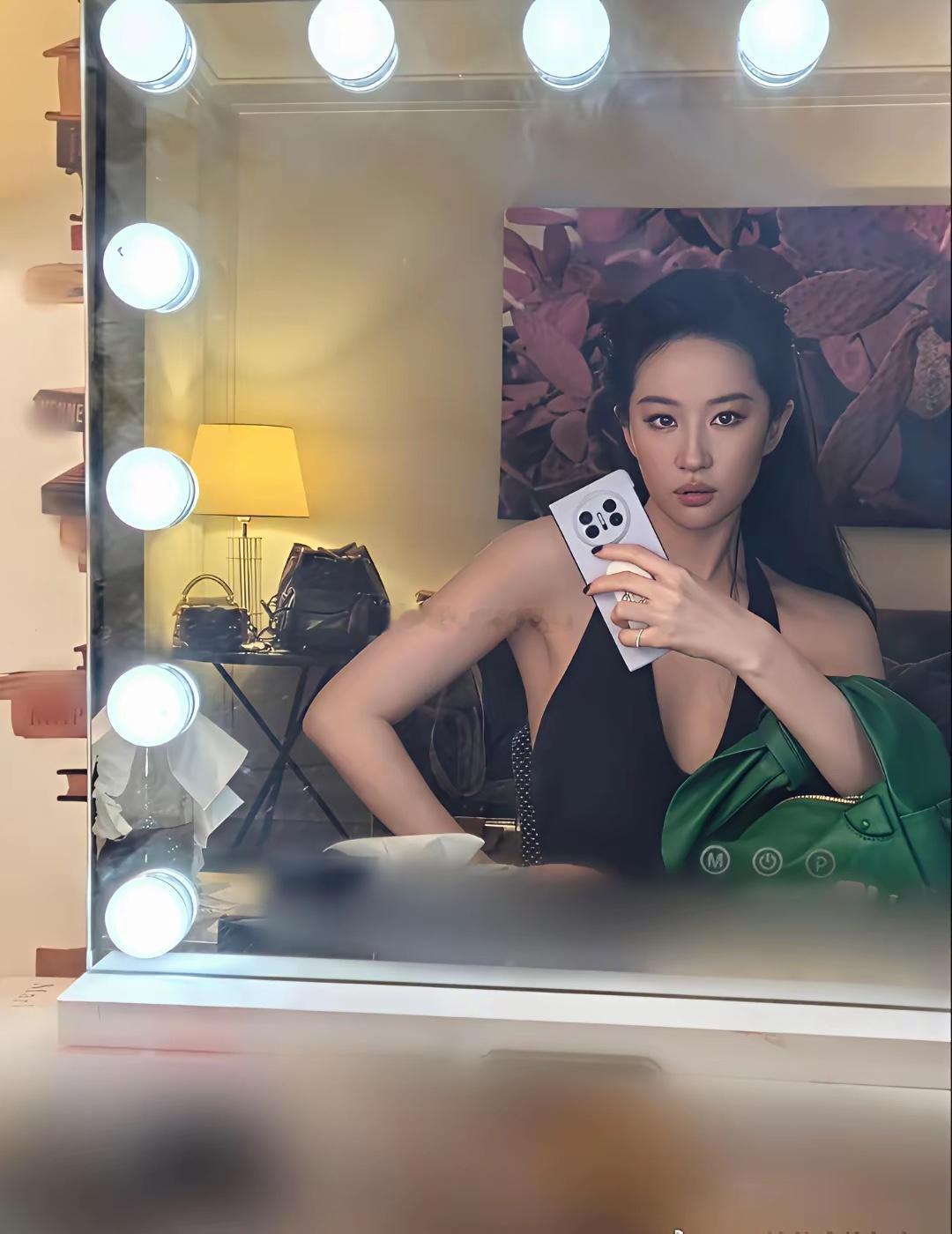 刘亦菲是物欲低还是太念旧？妈妈送的红椅子一用就是十几年，妈妈送的手机用到停产了还