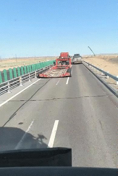 这个汽车好宽呀，想超根本超不过去，如果超过去的话，会发生什么事情？