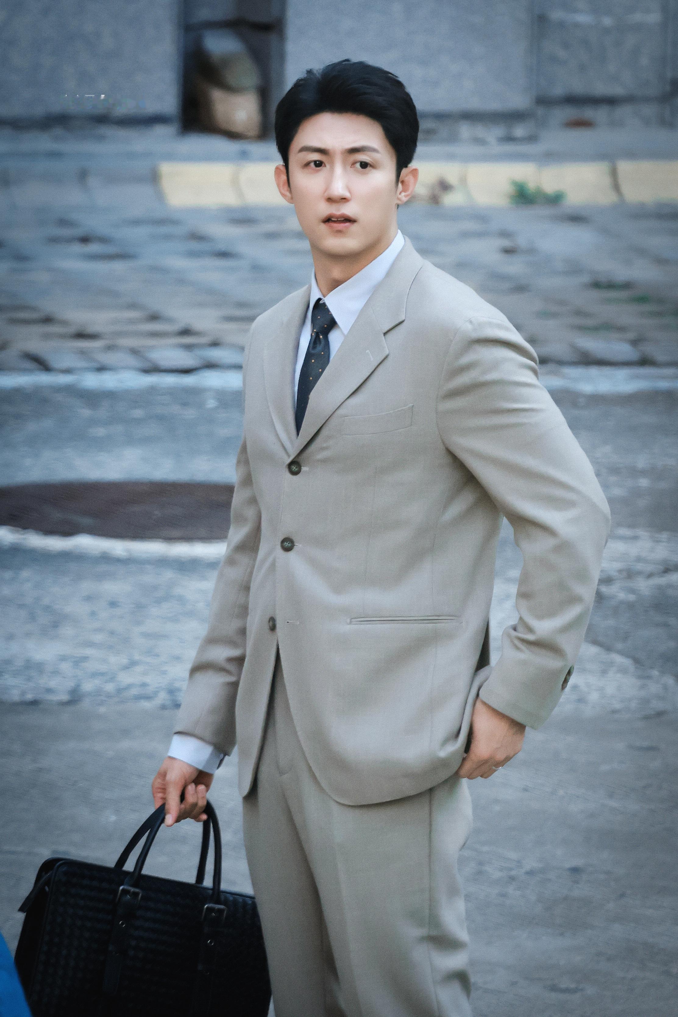 黄景瑜︱《赢风》︱卢云翔浅灰西装路透20251227卢总新皮肤解锁，浅灰色西装，