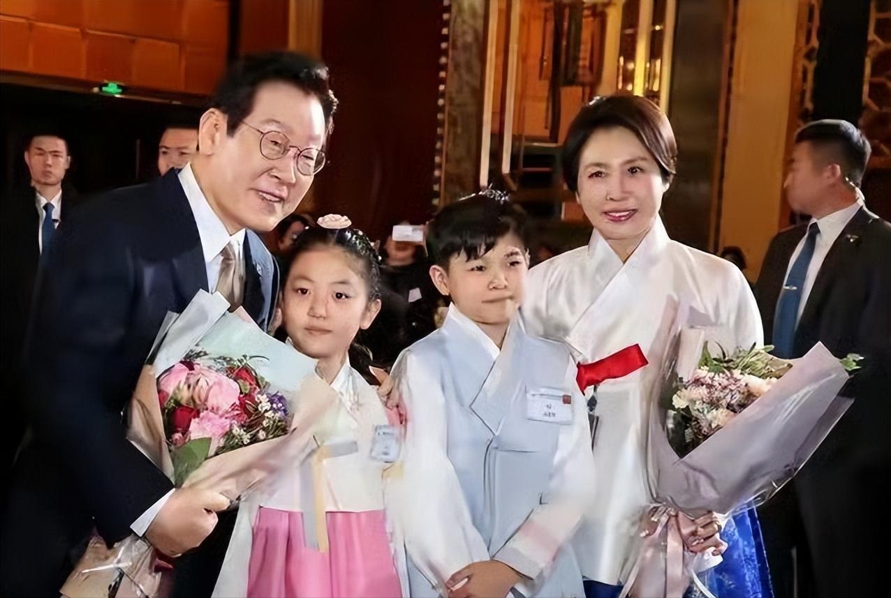 李在明夫妇这趟来中国，大家对他们印象不错，主要有两个挺明显的原因：一是李在明