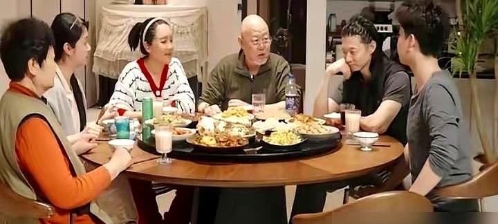 霍尊他妈仲小萍，亲自教儿子管继母叫“小妈妈”。霍尊3岁时父母就分开了，她一个