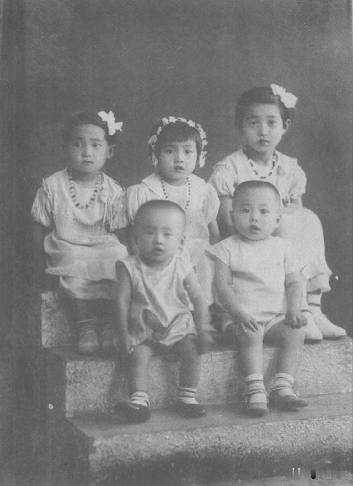 这是李敖与四位姐姐在大陆时期的合照，​后排左起李二姐李珣、三姐李琳、大姐李珉，​
