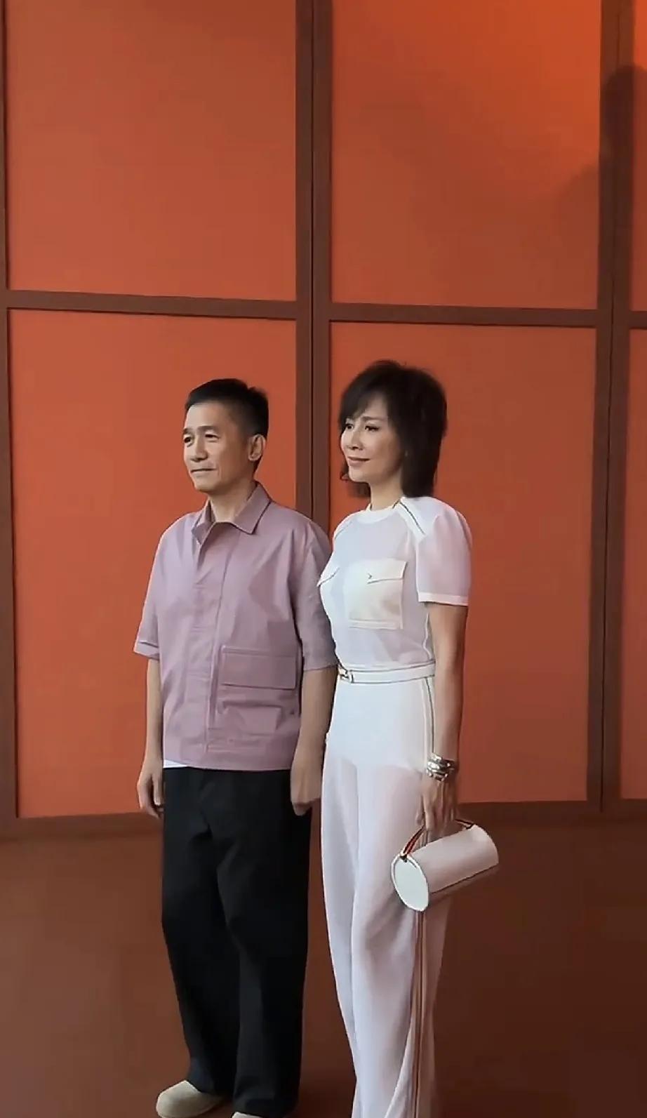 梁朝伟和刘嘉玲两夫妻现身上海梁朝伟有点显老了，但刘嘉玲却让人挺意外的！近日