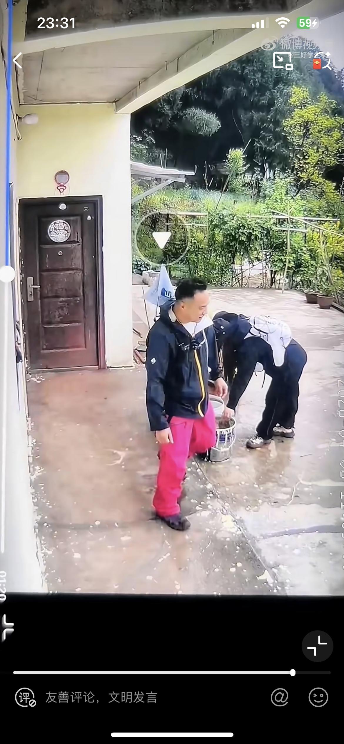 四川南充女子吐槽，自家庭院被多名徒步者擅自闯入，未经允许用水洗鞋子上的泥巴，还随